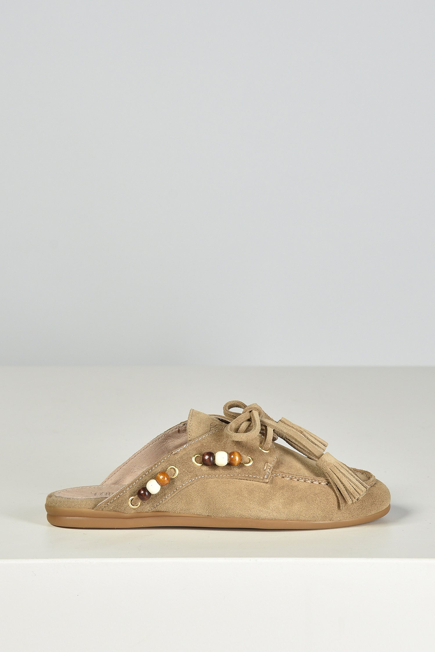 Toral suede loafers beige met kralen en kwastjes – Marjon Snieders