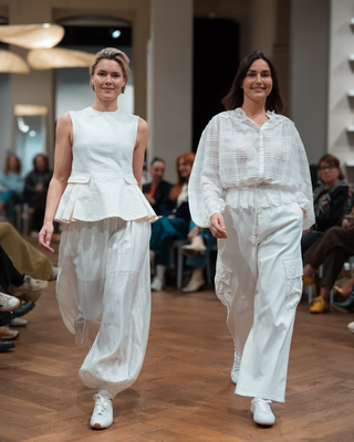 Ontdek Cloud dancer fashion bij Marjon Snieders