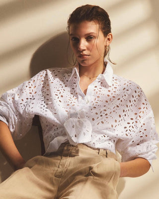 Bekijk deze witte Academia blouse online op Marjon Snieders