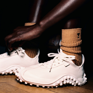 Ontdek Ami Paris sokken en accessoires bij Marjon Snieders