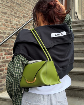 Ontdek de nieuwste Wandler tassen in groen bij Marjon Snieders