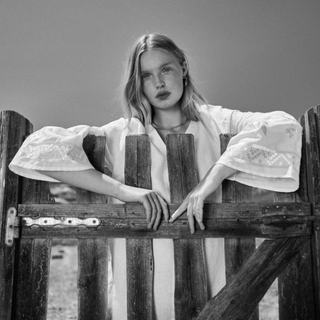 Ontdek de zomerse looks van Greek Archaic Kori bij Marjon Snieders