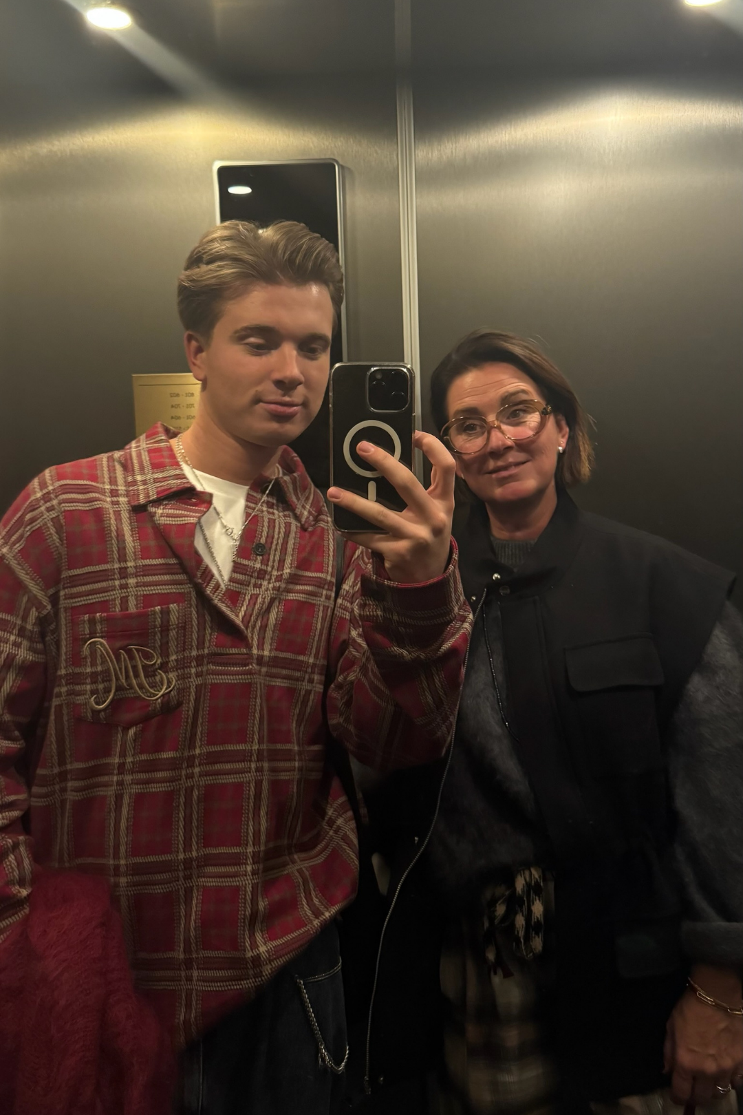 Mirror selfies van Marjon en Luuk