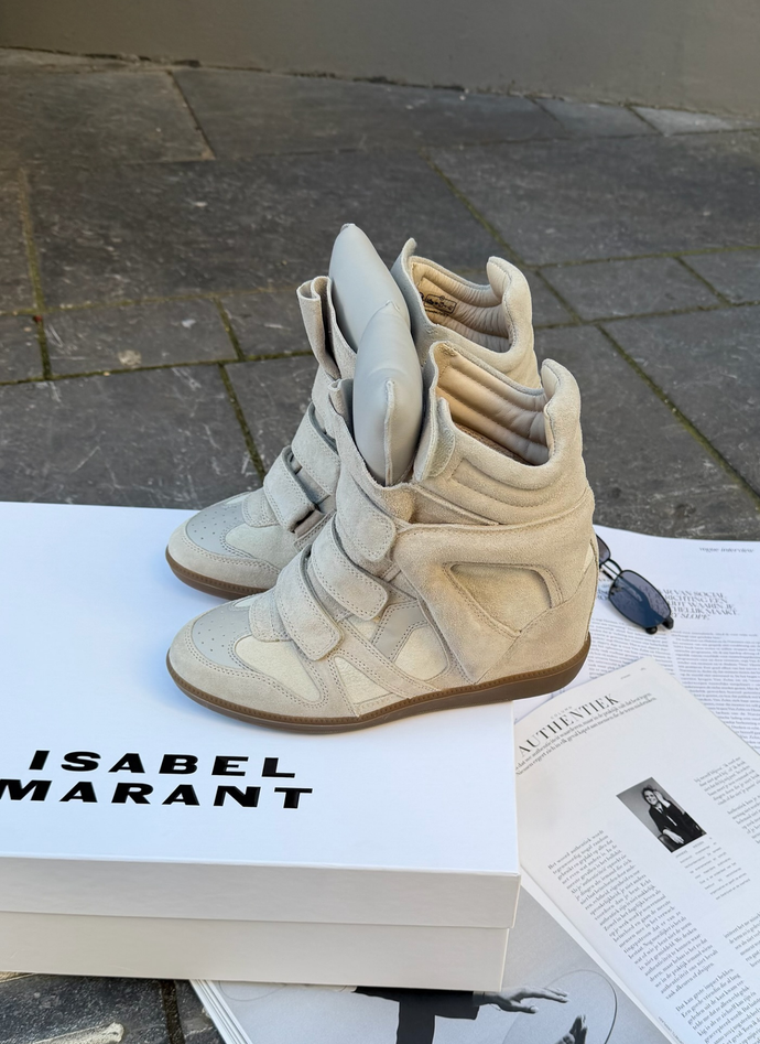 Ontdek de Isabel Marant Bekett sneakers in de kleur Cloud Dancer bij Marjon Snieders